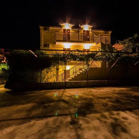 Robi With Shared Heated Pool & Balcony, Near The * Seget Vranjica